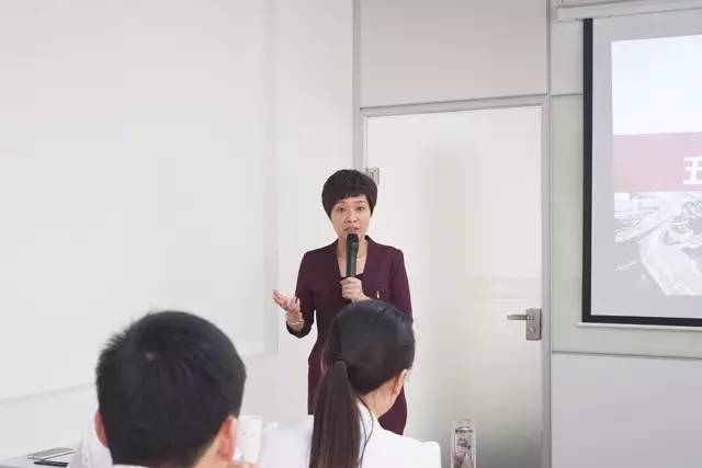 東方龍商務舉行月度工作總結(jié)表彰會，六月提質(zhì)提速求突破
