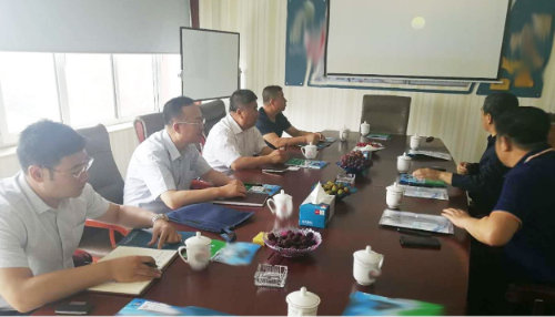 助推政府園區(qū)對(duì)接考察時(shí)尚橡膠雨鞋生產(chǎn)投資選址項(xiàng)目，強(qiáng)強(qiáng)聯(lián)合共推產(chǎn)業(yè)轉(zhuǎn)型