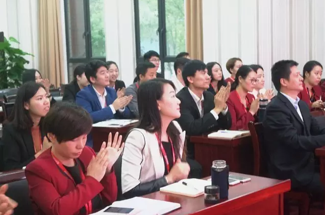 東方龍商務召開委托招商引資提升服務專題會議，建立VIP服務體系