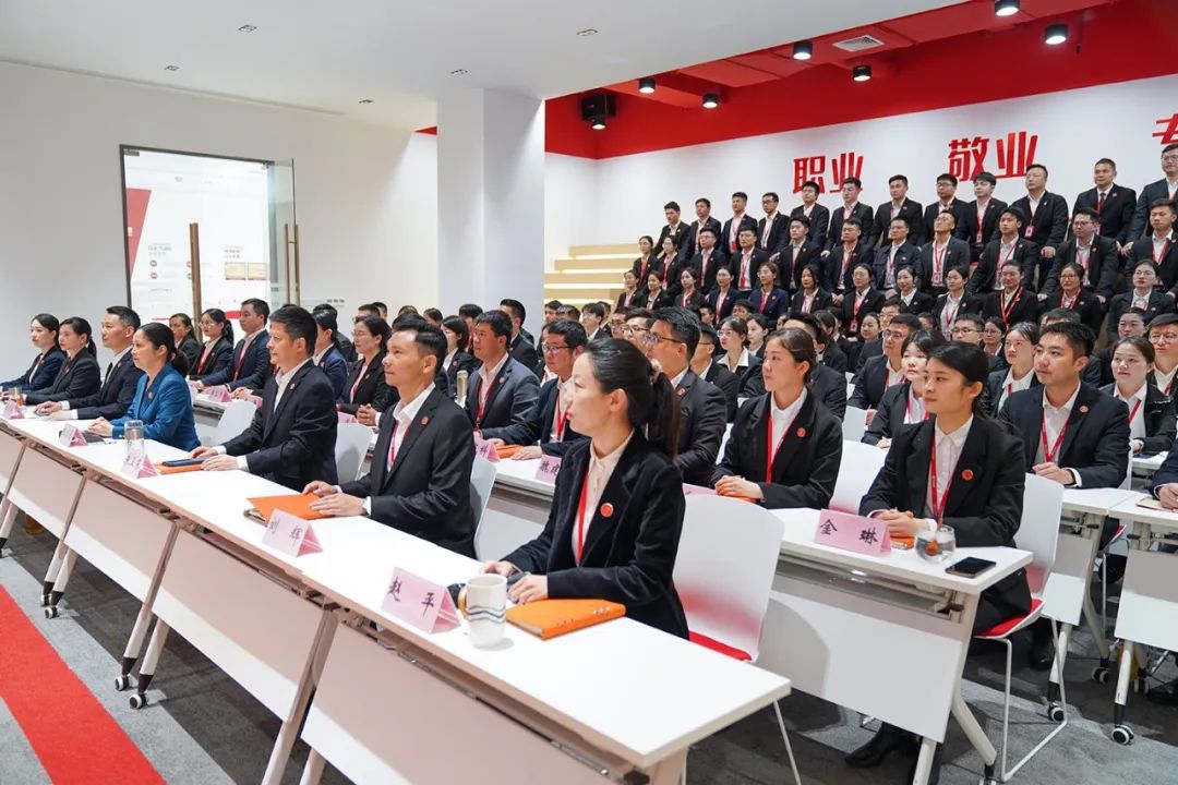 聚勢行，闖新途！東方龍商務召開一季度“開門紅”總結表彰暨“奔跑二季度”競賽總動員